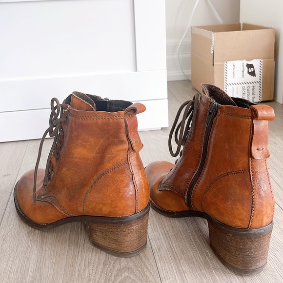 Women's Nina Brown Boot - Picture 2 of 3